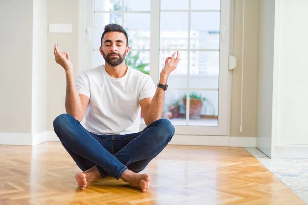 Rahat Shirt Evde Yerde Oturan Giyen Yakışıklı Spanyol Adam Relax — Stok fotoğraf