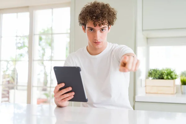 Joven Usando Tableta Táctil Apuntando Con Dedo Cámara Signo Mano —  Fotos de Stock