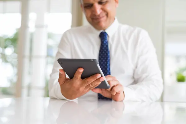 Primer plano del hombre de negocios de mediana edad usando tableta — Foto de Stock