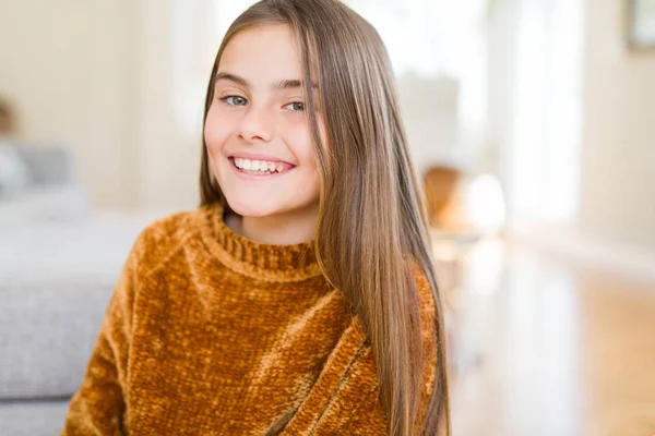 Hermosa Niña Usando Suéter Casual Con Una Sonrisa Feliz Fresca — Foto de Stock