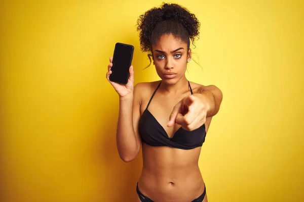 Mujer Afroamericana Con Bikini Que Muestra Teléfono Inteligente Sobre Fondo —  Fotos de Stock