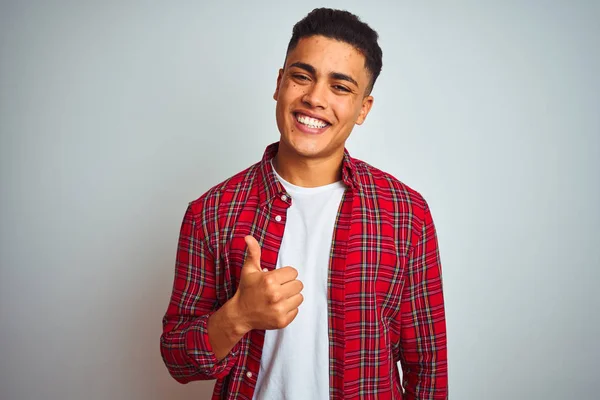 Jovem Brasileiro Vestindo Camisa Vermelha Sobre Fundo Branco Isolado Fazendo — Fotografia de Stock