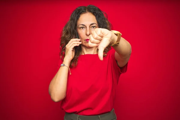 Mujer Mayor Mediana Edad Hablando Por Teléfono Sobre Fondo Rojo —  Fotos de Stock