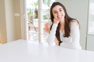 Güzel genç esmer kadın gülümseyen neşeli görünümlü