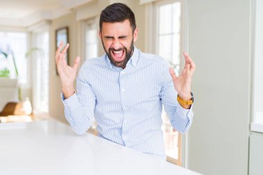 Yakışıklı İspanyol iş adamı deli ve silah ile başarı için deli kutluyor kaldırdı ve heyecanlı çığlık gözler kapalı. Kazanan kavramı