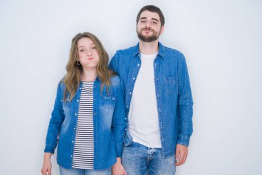 Genç güzel çift komik yüz ile beyaz izole arka plan PU, yanakları üzerinde birlikte ayakta. Ağız hava ile şişirilmiş, çılgın ifade.