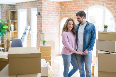 Genç güzel çift mutlu birlikte yeni bir eve hareket görünümlü