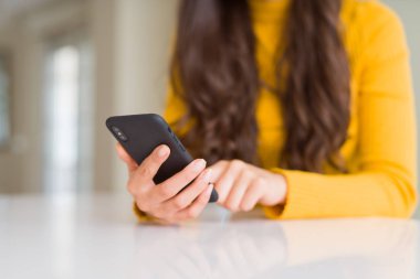 Akıllı telefon kullanarak kadın ellerini kapat