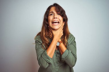 Gri izole arka planda duran yeşil gömlek giyen genç güzel kadın, çünkü ağrılı boğma boğan bağırmak. Sağlık problemi. Asphyxiate ve intihar konsepti.