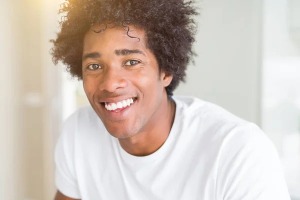 Bonito homem feliz afro-americano sorrindo confiante — Fotografia de Stock