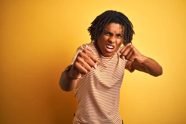 Homem Afro Com Dreadlocks Vestindo Shirt Listrada Sobre Fundo Amarelo — Fotografia de Stock