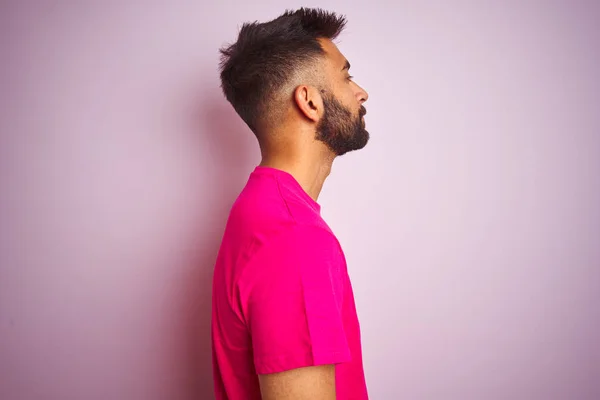 Homem Indiano Jovem Vestindo Camiseta Sobre Fundo Rosa Isolado Olhando — Fotografia de Stock