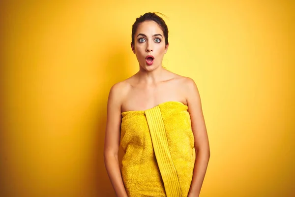 Młoda Piękna Kobieta Nosi Ręcznik Prysznicu Żółtym Białym Tle Boi — Zdjęcie stockowe