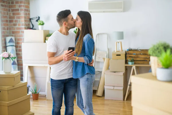 Ungt Par Flyttar Till Ett Nytt Hus Med Hjälp Smartphone — Stockfoto