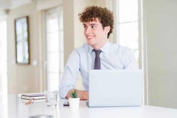 Молодий Бізнесмен Працює Комп Ютерним Ноутбуком Офісі Дивлячись Бік Посмішкою — стокове фото