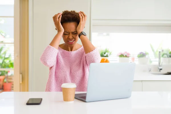 Молодая Африканская Американка Работающая Компьютере Страдает Головной Боли Стресса Боли — стоковое фото