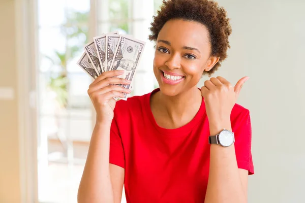 Jovem Afro Americana Segurando Notas Bancárias Cinquenta Dólares Apontando Mostrando — Fotografia de Stock