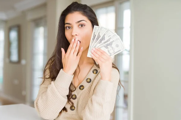 Mujer Joven Sosteniendo Billetes Dólares Cubre Boca Con Mano Conmocionada —  Fotos de Stock