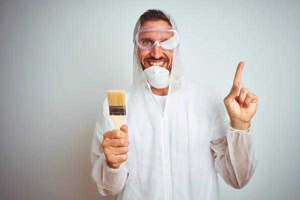 Pintor Hombre Vistiendo Equipo Profesional Trabajo Sosteniendo Cepillo Sobre Fondo — Foto de Stock