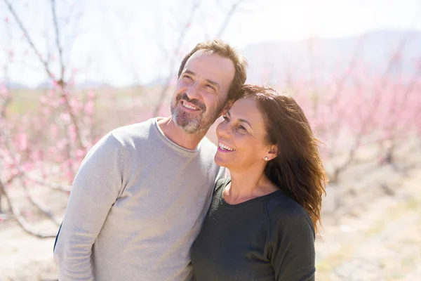 Bonito casal sênior meia-idade sorrindo no amor no romântico g — Fotografia de Stock