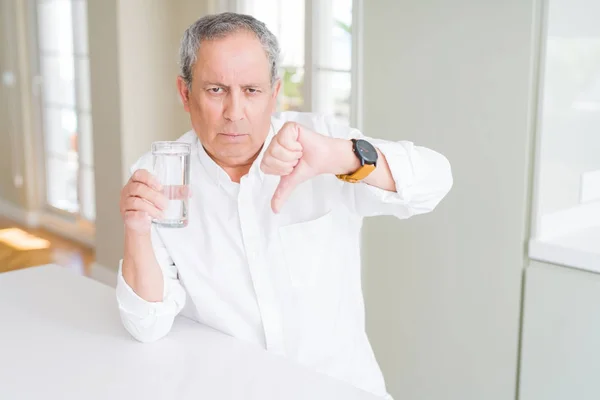 Hombre Mayor Guapo Bebiendo Vaso Agua Fresca Casa Con Cara — Foto de Stock