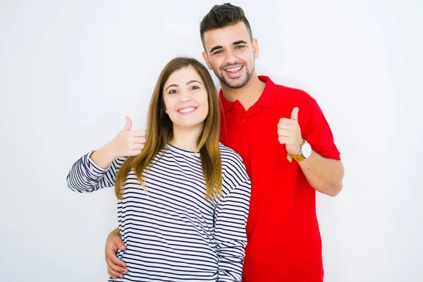 Jovem Casal Bonito Juntos Sobre Fundo Isolado Branco Fazendo Polegares — Fotografia de Stock