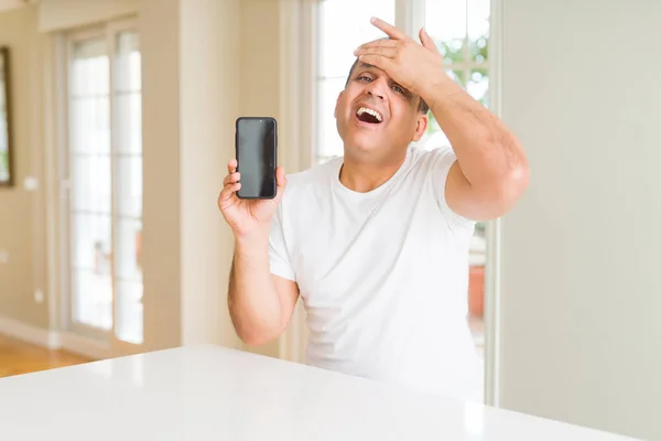 Hombre Mediana Edad Que Muestra Pantalla Del Teléfono Inteligente Estresado —  Fotos de Stock