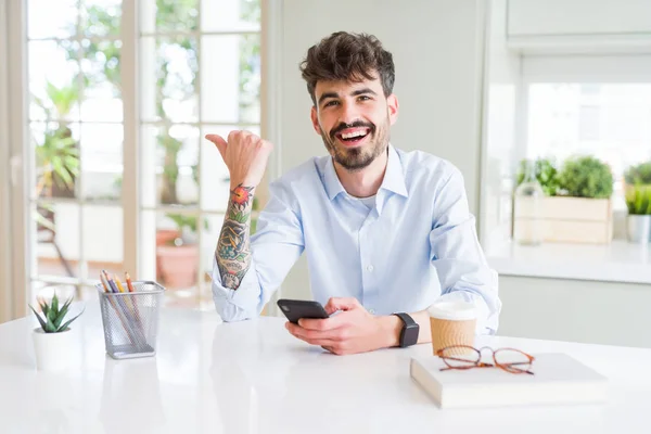 Junger Geschäftsmann Mit Smartphone Sendet Eine Nachricht Die Zeigt Und — Stockfoto