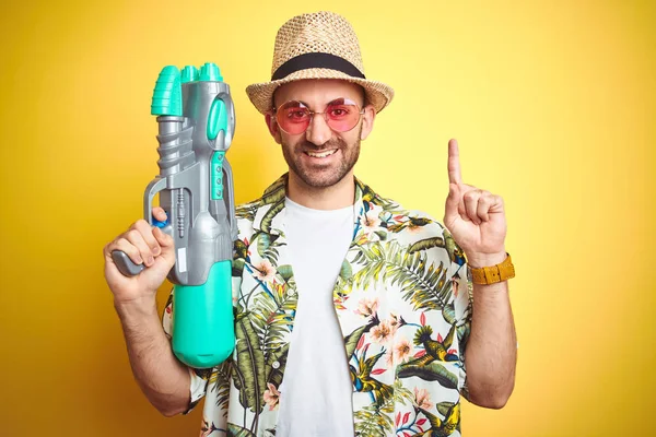 Joven Con Camisa Flores Hawaianas Sosteniendo Pistola Agua Sobre Fondo —  Fotos de Stock