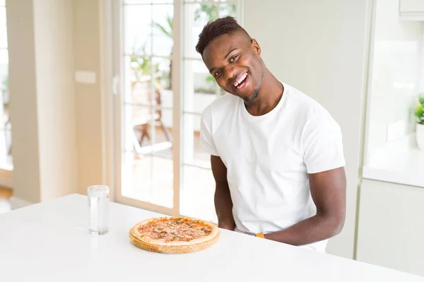 Bonito Jovem Africano Segurando Mostrando Sorrindo Orgulhoso Pizza Queijo Caseiro — Fotografia de Stock