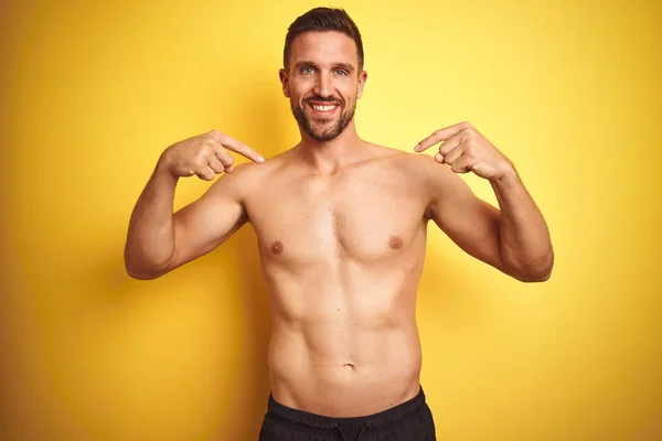 Homem Sem Camisa Bonito Jovem Sobre Fundo Amarelo Isolado Olhando — Fotografia de Stock