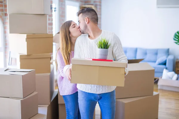 Joven Hermosa Pareja Enamorada Mudarse Nuevo Hogar Celebración Cajas Cartón — Foto de Stock