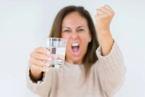 Frau Mittleren Alters Trinkt Glas Wasser Isoliert Hintergrund Genervt Und — Stockfoto
