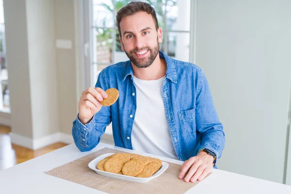 Όμορφος Άνθρωπος Τρώει Υγιεινό Μπισκότο Ολικής Αλέσεως Ένα Χαρούμενο Πρόσωπο — Φωτογραφία Αρχείου