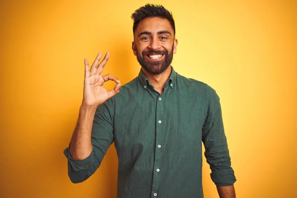 孤立した白い背景の上に立つエレガントなシャツを着た若いインドのビジネスマンは 手と指でOkサインをやって肯定的に微笑んでいます 成功した式 — ストック写真