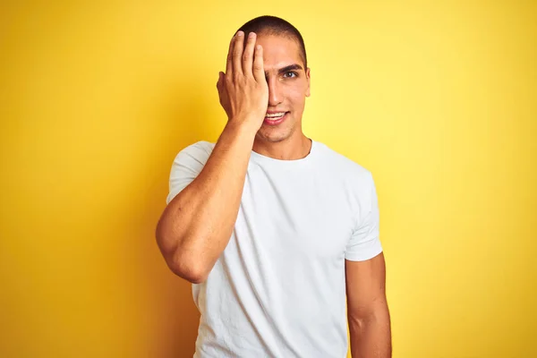 Joven Hombre Caucásico Con Camiseta Blanca Casual Sobre Fondo Aislado —  Fotos de Stock