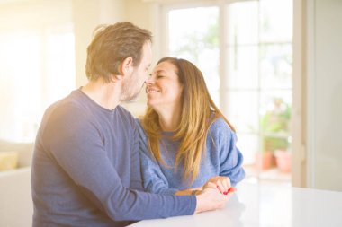 Romantik orta yaş kaç birlikte otururken ve aşık evde öpüşme