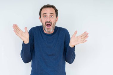 İzole arka plan clueless ve şaşkın bir ifadeyle kollar ve eller kaldırdı üzerinde zarif komuta sizde. Şüphe kavramı.