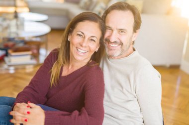 Birlikte yere evde oturmak güzel romantik çift