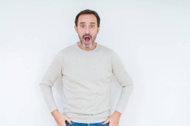 Zarif komuta sizde korkmuş ve şok sürpriz ifade ile izole arka plan üzerinde korku ve yüz heyecanlı.