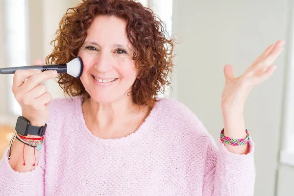 Mujer Mayor Aplicando Rubor Cara Usando Cepillo Muy Feliz Emocionado — Foto de Stock