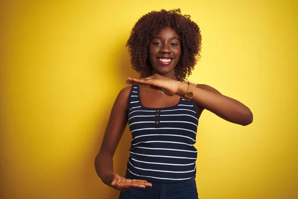 Junge Afrikanische Afro Frau Trägt Gestreiftes Shirt Über Isoliertem Gelbem — Stockfoto