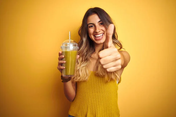 Joven Hermosa Mujer Bebiendo Desintoxicación Verde Smoothy Sobre Amarillo Aislado — Foto de Stock