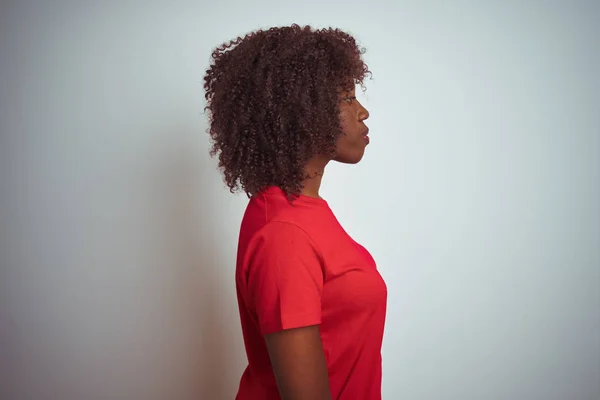 Mujer Afro Africana Joven Con Camiseta Roja Sobre Fondo Blanco —  Fotos de Stock