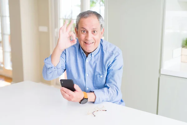 Stilig Senior Man Använder Smartphone Skicka Meddelande Gör Skylt Med — Stockfoto