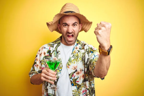 Junger Mann Sommerlichen Hawaiihemd Und Einem Cocktail Vor Gelbem Hintergrund — Stockfoto