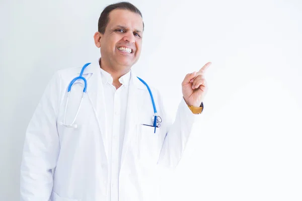 Yüzünde Büyük Bir Gülümseme Ile Beyaz Arka Plan Üzerinde Stetoskop — Stok fotoğraf