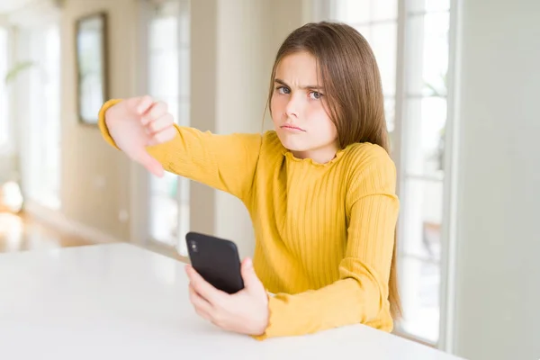 Όμορφο Νεαρό Κορίτσι Που Στέλνει Ένα Μήνυμα Χρησιμοποιώντας Smartphone Θυμωμένο — Φωτογραφία Αρχείου
