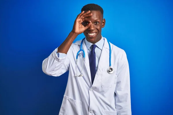 Africano Americano Médico Homem Vestindo Estetoscópio Sobre Fundo Azul Isolado — Fotografia de Stock