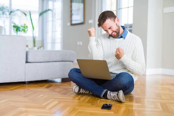 Gutaussehender Mann Arbeitskleidung Mit Computer Laptop Sehr Glücklich Und Aufgeregt — Stockfoto